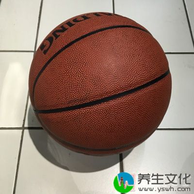 在做假动作时，经常会用到变相运球晃人