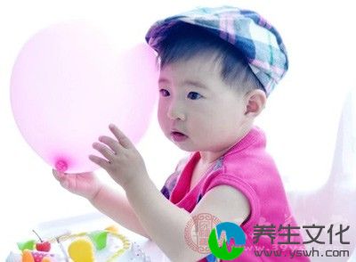 孩子长到5个月今后，开始对母乳以外的食物感兴趣了