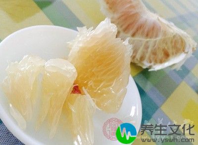 柚子的果汁很丰富，它当中含有果胶、维生素、矿物质