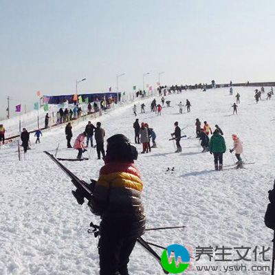 前面的滑雪者通常拥有使用滑雪道的优先权