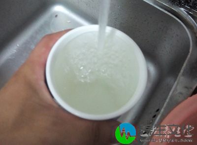 加清水适量，同炖至乌鸡烂熟