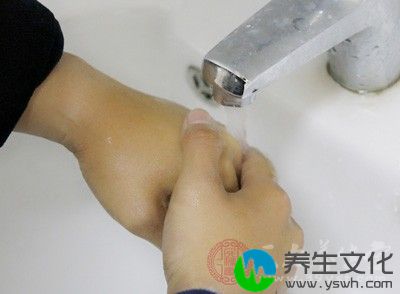 哺乳前应用肥皂及热水洗手，避免交叉感染