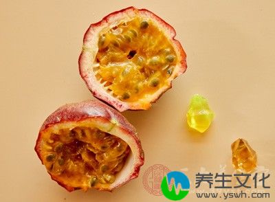 百香果对切后取出果肉备用