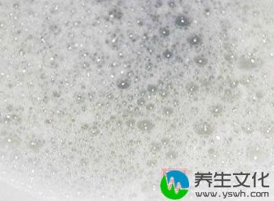 泡在肥皂水中约5分钟