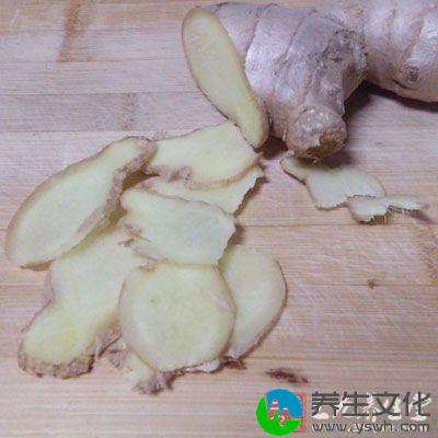 取当归20克，生姜12克，羊肉300克，加水1500毫升，一起放入锅中煮烂至熟即可