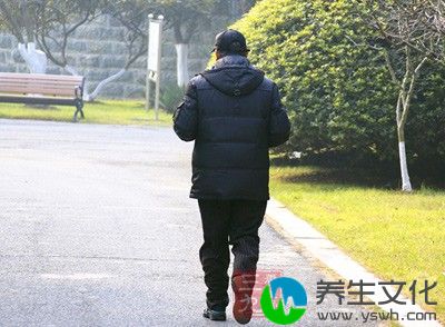 练习者在锻炼过程中肩膀要保持水平，不能耸起