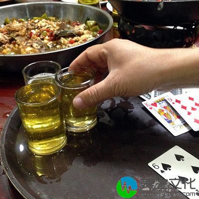 经常酗酒或长期饮洒