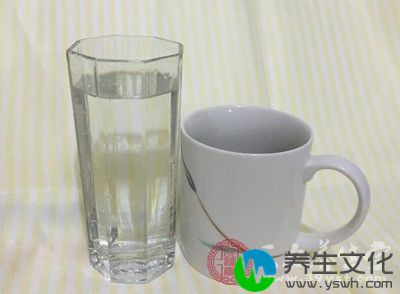 宝宝6个月大时就可以使用水杯，1岁时就别再给他用奶瓶了