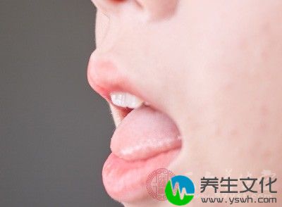 用石榴籽煎汁后含漱，可以防治口臭和扁桃体炎