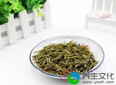 茶叶水会影响药物的分解、吸收，降低药物的疗效