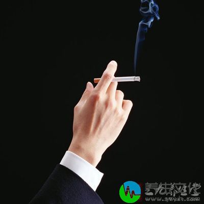 与吸烟的人保持一定距离，被动吸烟对健康的影响是很大的