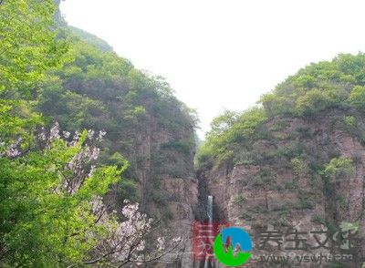 两面高山，中间山谷相连之山(或连接两山的凹形处)处不可用葬