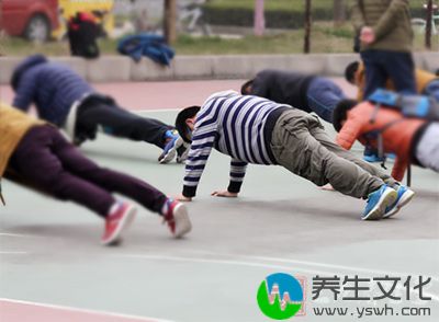 做完大重量的复合动作之后，再用孤立动作或器械来完善肌肉