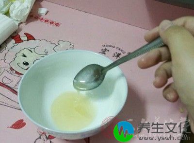 给宝宝喂适量蜂蜜水