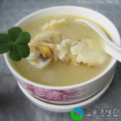 当归20克，黄芪100克，嫩母鸡1只，加水同煮汤食用