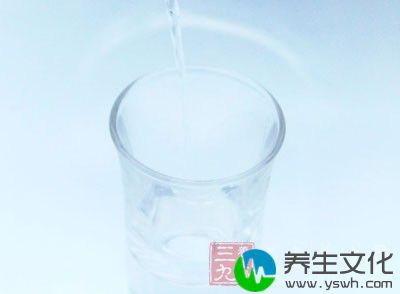 量取60-70℃温开水或温奶倒入米粉中