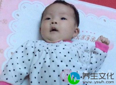 在婴儿耳边不断地发出“嘘”声，婴儿哭得多大声就嘘得多大