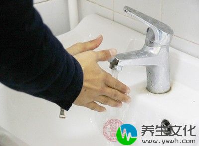 用流动水洗手