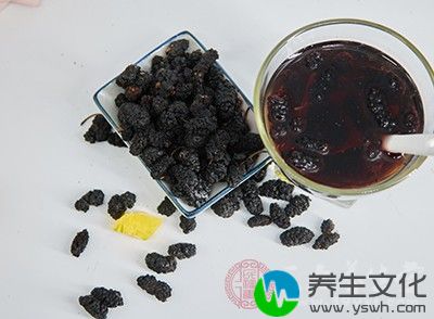 黑桑葚的味道酸甜适宜，喜欢吃酸的朋友大可以发挥自己的想象力