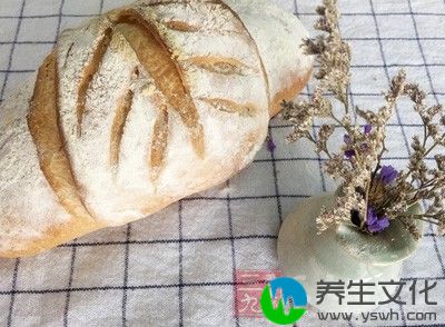 原料：切片面包1/2片-2片、瓶装果泥(或菜泥、肉泥)半瓶