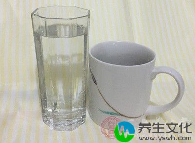 母乳中水分充足，因此吃母乳的宝宝在6个月以前一般不必喂水