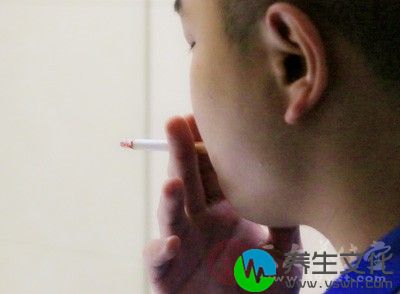 中老年人尤其是抽烟的人，应每年做一次胸部X线或CT筛查