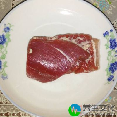 猪瘦肉用淀粉和食用油抓匀腌制15分钟—20分钟