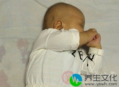 例如幼儿老是哭，睡觉不安稳，会流很多的汗，汗留的多，幼儿头就会痒，她们就会用头蹭枕头，会有枕秃的情况发生