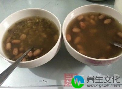 每百克绿豆含蛋白质22.1克、脂肪0.8克、碳水化合物4.5克、钙313毫克、铁6.4毫克以及粗纤维