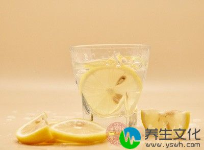 早上先喝柠檬水，然后少吃些早饭