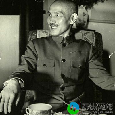 1925年后，蒋介石开始极力克制性格上的毛病，遇事尽量力求做到“戒怒”。他在日记中曾发下“四誓”，即“口不骂人，手不打人，言不愤激，气不嚣张”