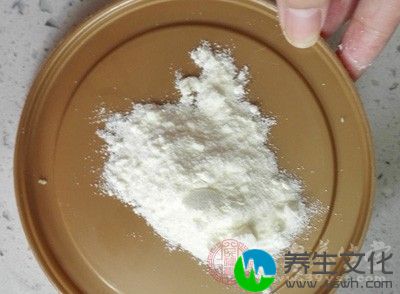 应掌握吃奶总量，每天不超过1000毫升