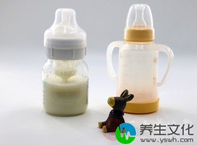 人工喂乳的奶嘴孔不可太大，倒过来时奶水应成滴而不是成线流出