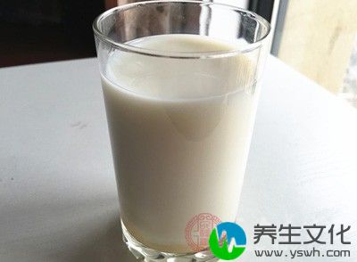 饮食上还应该注意摄取奶类，奶类食品仍是他们重要的营养来源之一