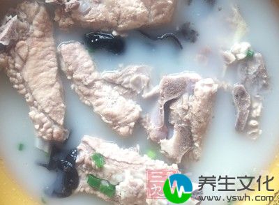 制作这款汤和煮排骨的方法一样