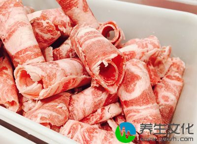 温热性质的肉类食物，如牛肉、羊肉、狗肉等