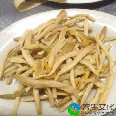 红糖100克，金针菜120克。将金针菜用水2碗煎至1碗，加入红糖，温服，每日1次