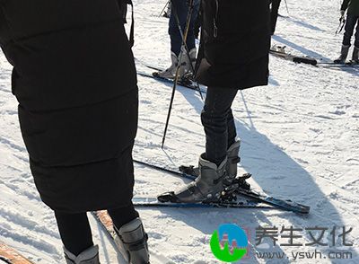 在滑雪过程中中，主要的重心都是在我们的下半身