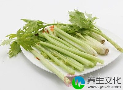 含纤维素较多的蔬菜(如芹菜、韭菜等)能够帮助降血脂