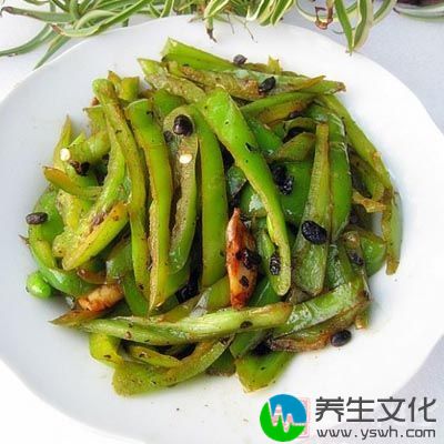 先分别炒青椒及豆豉，再将青椒与豆豉拌匀略炒