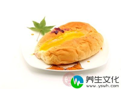 把牛油果剖开，用小勺舀起，当作果酱在面包片涂抹均匀