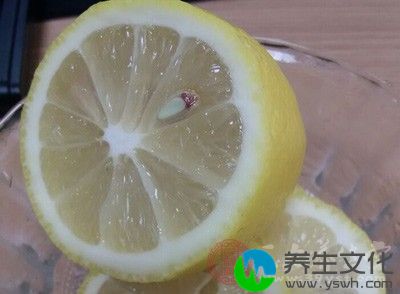 放入适量蜂蜜(依个人喜好)，加入凉开水淹没柠檬片