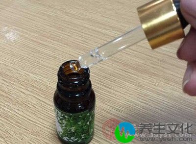 取一小碗开水，滴加2滴欧薄荷精油，搅匀后拍敷全身