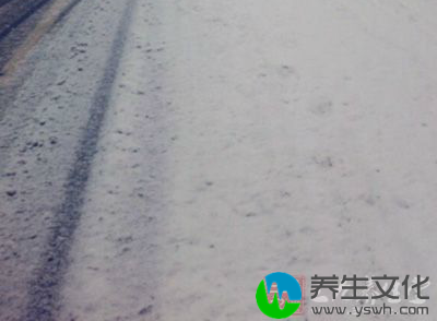 雪板的痕迹被雪覆盖，回路不易找到