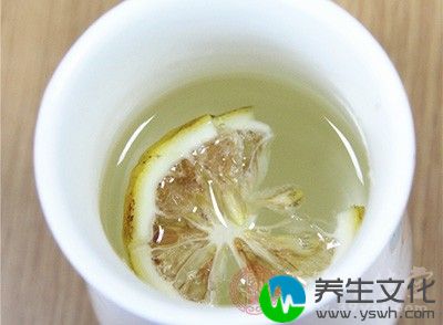 将鲜柠檬片2-3片，用茶杯兑开水，当茶饮用，清新爽口