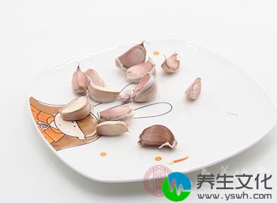 大蒜性能味辛、甘，性温。能温中健胃，消食理气，解毒杀虫