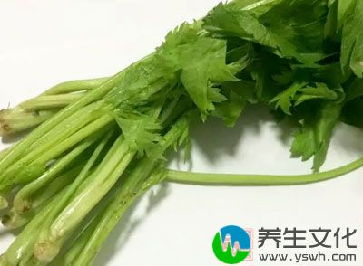 芹菜100克，西红柿1个，雪梨150克，柠檬半个