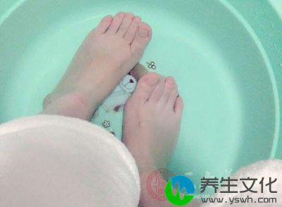 煮好后，将全部姜水倒出，加入适量冷水至40℃左右。泡脚时水要没过踝部，最好边泡边搓双脚