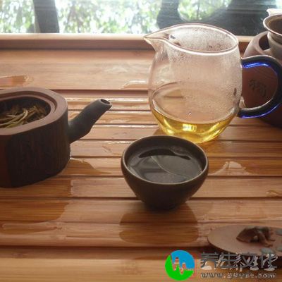 同时绿茶也可以配合金银花、生甘草一起饮用