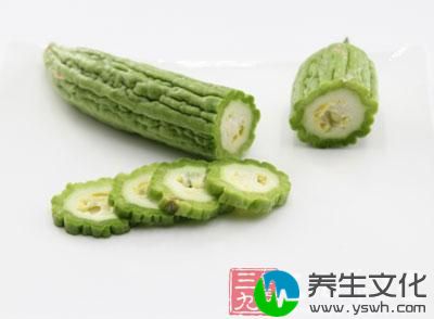 原料：生苦瓜1个，白糖适量